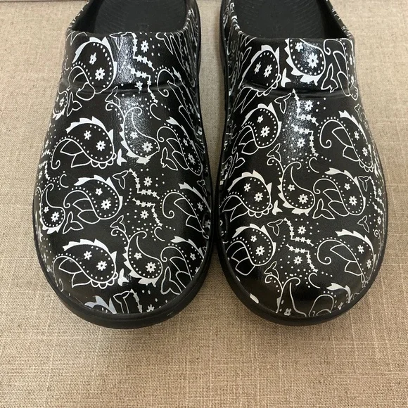 OOFOS Black Paisley-Print Slip-On Clogs - Picture 4 of 8
